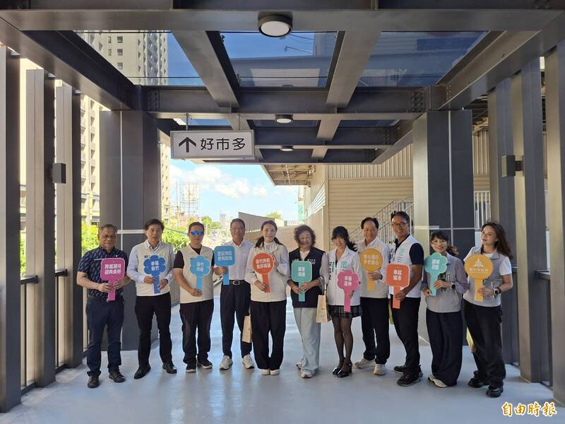 竹市關埔首座民間捐贈8號空橋啟用 串聯2商場提供立體人行空間
