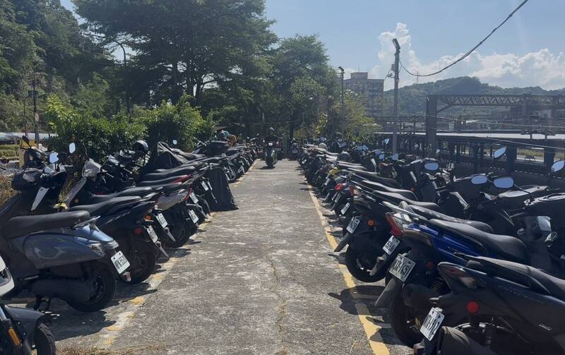 八堵車站機車停車場  立委王正旭爭取設遮雨棚
