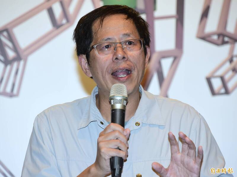 登山背包忘了拿急折返！高鐵電扶梯慘摔  劉克襄發文：犯了低級錯誤