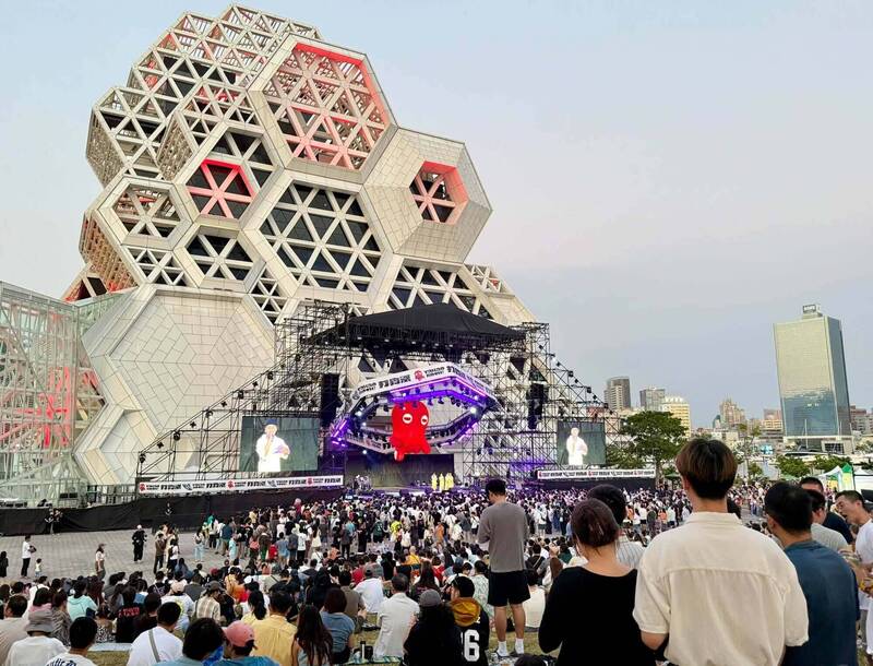 輕軌沿線滿載節拍  高雄出現4公里「音樂港灣」