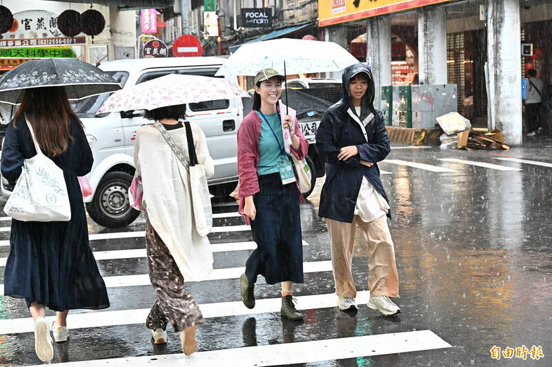 白海豚外圍雲系逼近 中南部防大雨東部防焚風 密切注意海警