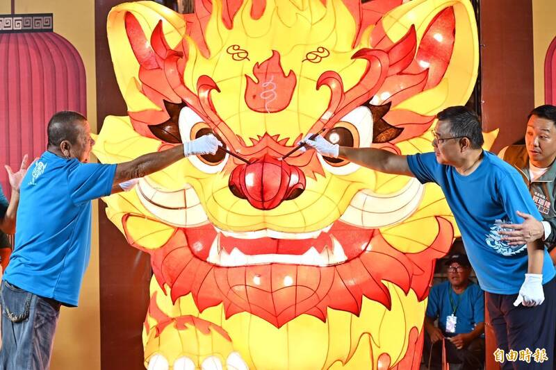 左營萬年季登場 火獅開光點睛祈福遶境