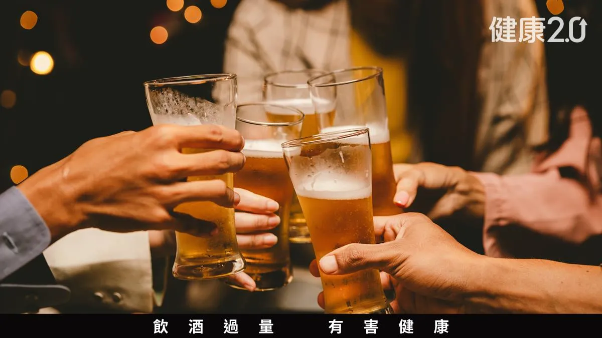 醫療焦點35歲男脂肪肝少吃油多運動都沒效 竟是啤酒惹禍！醫揭喝酒臉紅是「中毒」+1感染肝癌飆50倍