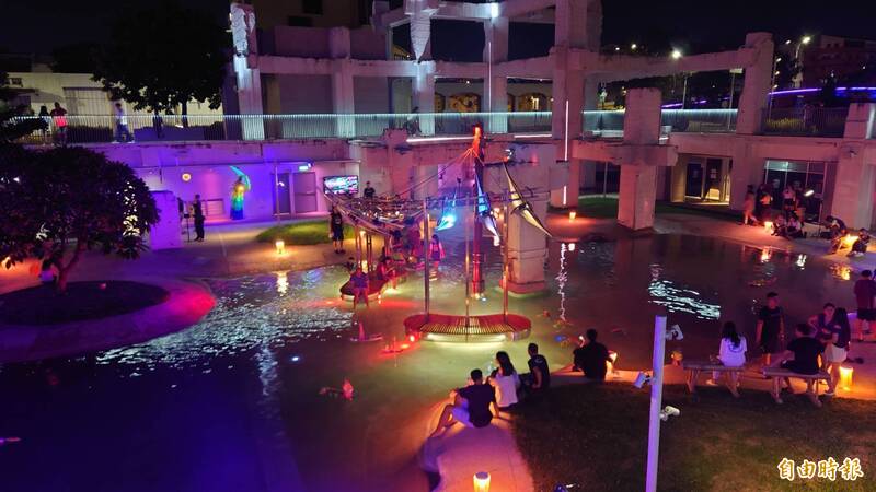 中秋連假夜遊推薦 台南河樂廣場變身時光隧道