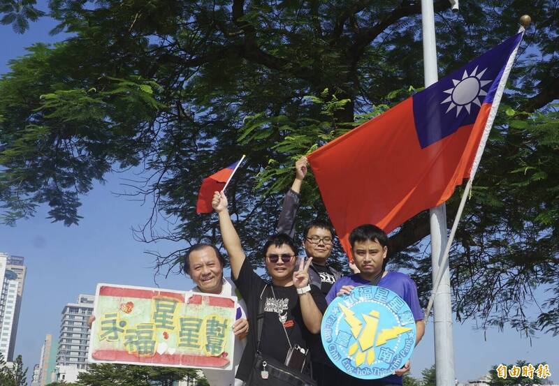 國慶升旗變同學會！永福星星幫20年不缺席 健行交友秀成長