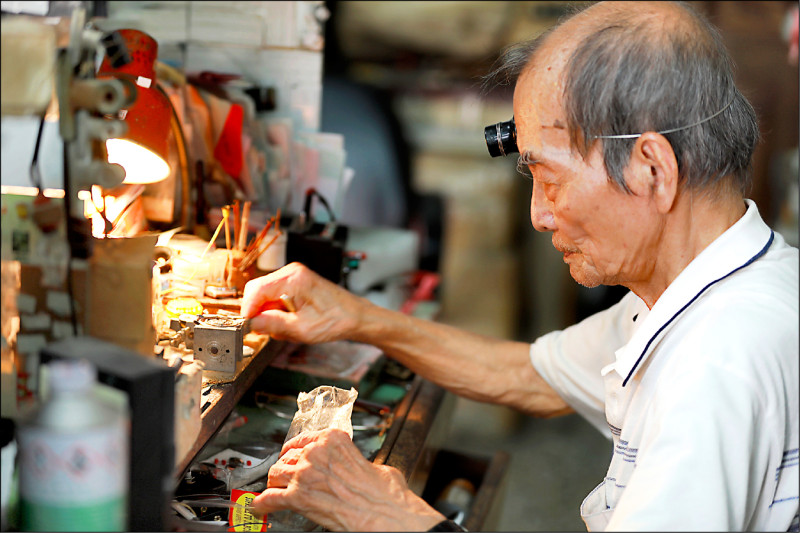陳宗輝修理鐘錶80年 女兒辦特展