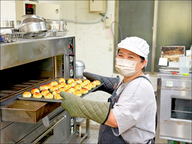 以工「帶振」 蛋黃酥媽媽烤出自立人生