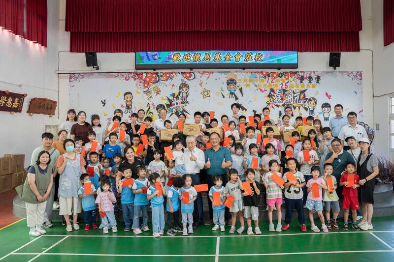 送暖到桃園偏鄉 軍友社榮譽理事長李棟樑捐贈物資 勉學童勤奮向學