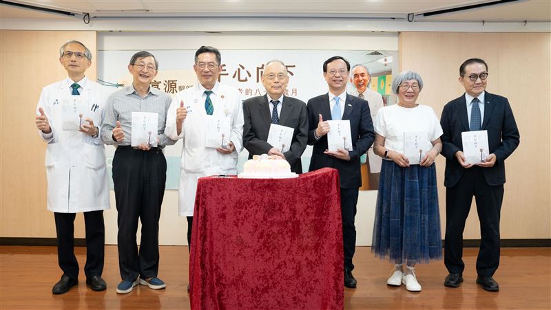 一生獻給孩子！名醫黃富源出書談行醫人生