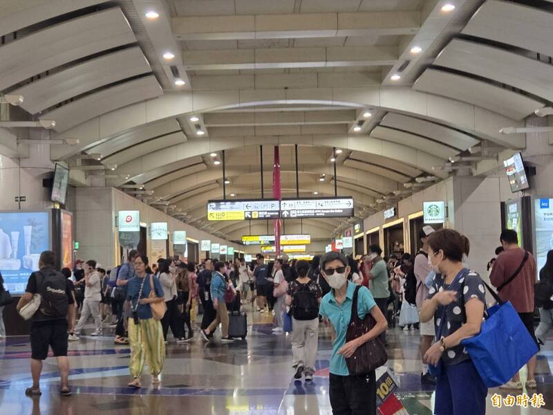 中秋節連假最後一天 板橋車站湧現收假人潮