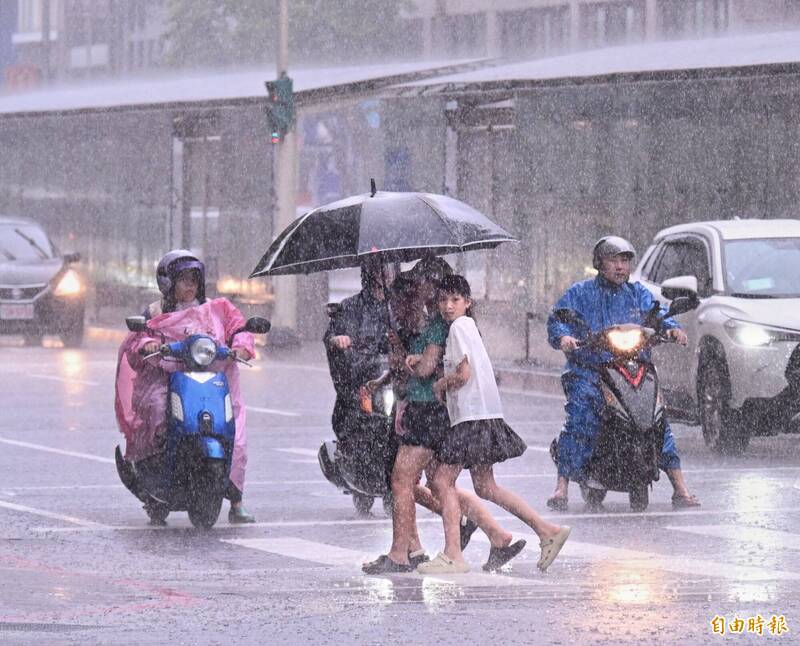 又有颱風將生成！吳德榮示警「漩渦」狂送水氣 午後恐有強降雨