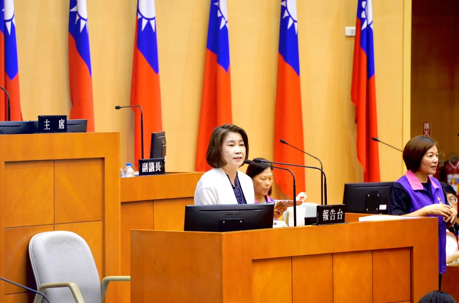 屏東縣明年長者健保費補助不排富了 縣長周春米議會施政總報告宣布