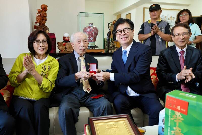 陳其邁慰訪百歲人瑞  蕭鴻鵬分享長壽秘訣