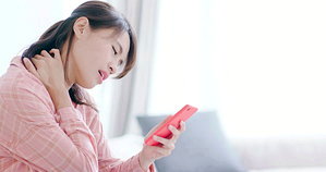 早上起床脖子卡卡 黃金5分鐘舒緩手機頸
