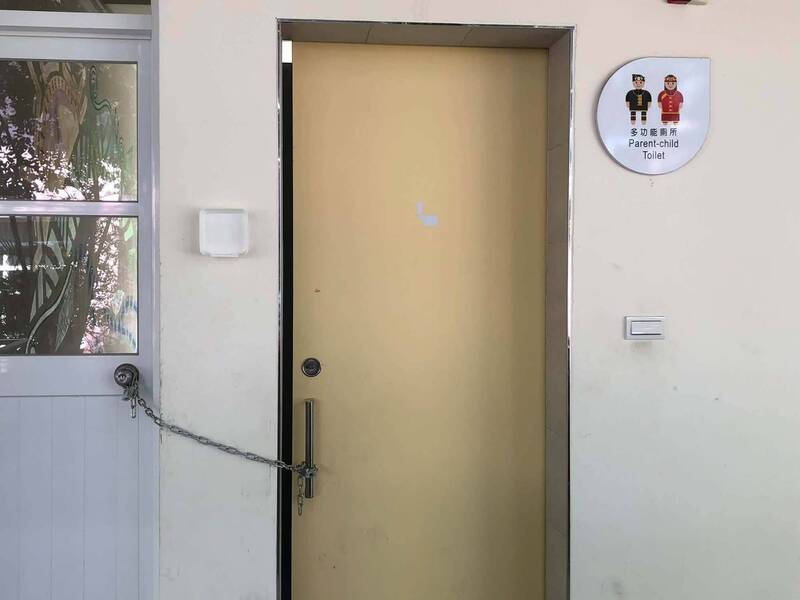 屏東學校廁所遭鐵鏈上鎖 民眾散步內急超傻眼