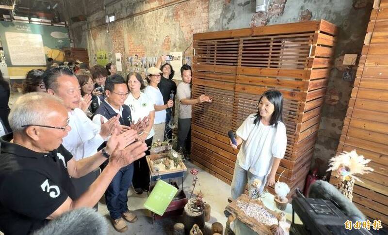 余雪蘭化身裝置藝術家  風倒木創作驚豔翁章梁