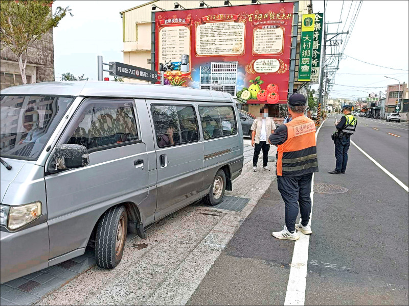 彰化補習班接送車8人座塞12童 駕駛沒職業駕照