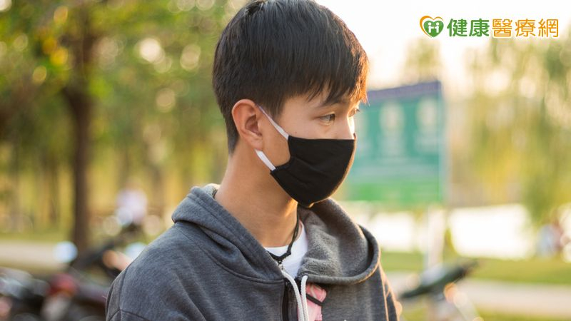 不是為了防疫！近1/4青少年長時間戴口罩 背後原因讓人心疼