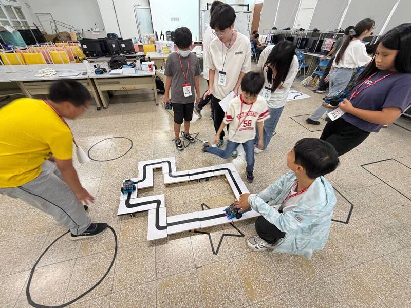 高雄大學深入屏東、台東偏鄉小校教學  學童學會以數學操控機器人