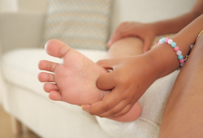 孩子晚上喊腳痛就是生長痛？醫打破迷思：痛不代表正在長高！出現這些症狀要就醫 - 常春月刊