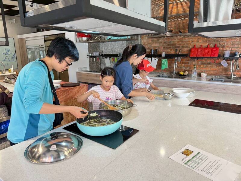 秋季茭白筍正當時 三芝農會「芝心茭陪藝遊趣」走讀水梯田、手作泡菜