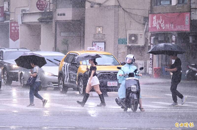 週日北中留意大雨、豪雨  花東高溫飆38度
