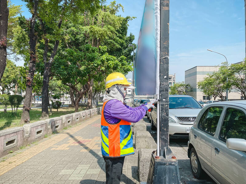 違規小廣告南市半年拆2.5萬件 清潔隊員曾遭報警