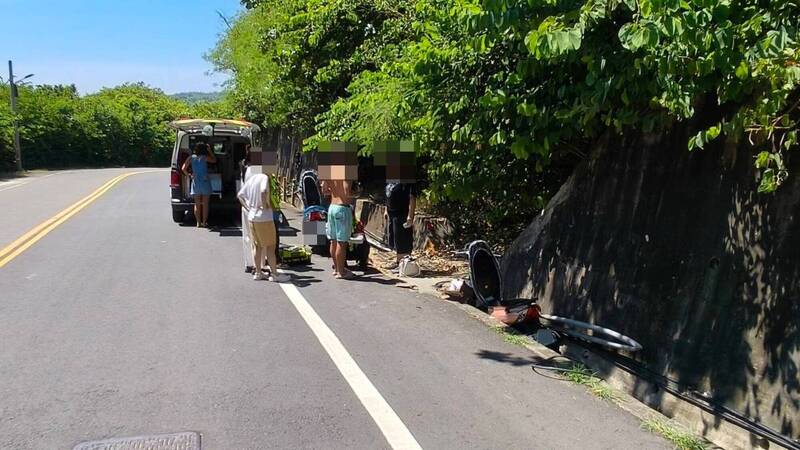 老外來小琉球玩「人生地不熟」 德女觸摸海龜、法男騎車摔水溝