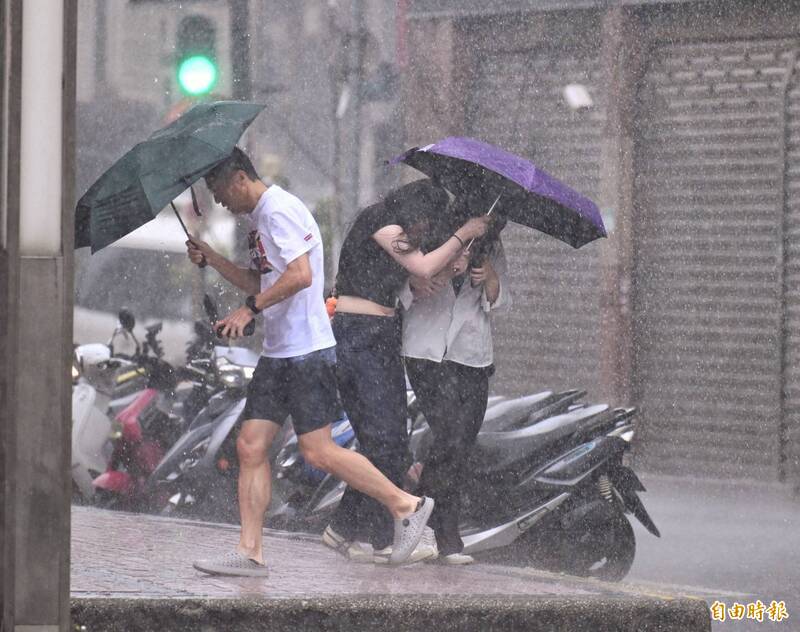 白海豚外圍環流掃入中！12縣市豪、大雨特報 台北等3地大豪雨警戒