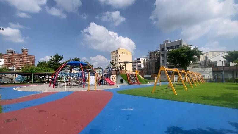 熱到快融了！公園遊具飆破80度 衛生局示警中暑「3症狀」