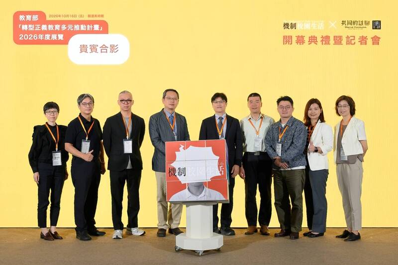 教育部轉型正義年度展  228校園史料結合學生版畫創作