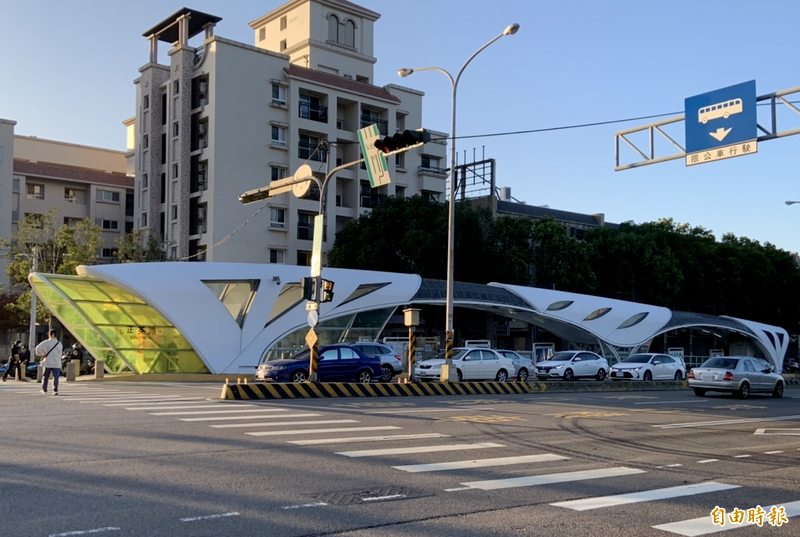 公車族超心酸一幕！台灣大道公車到站禁二次開門 傻眼看車開走