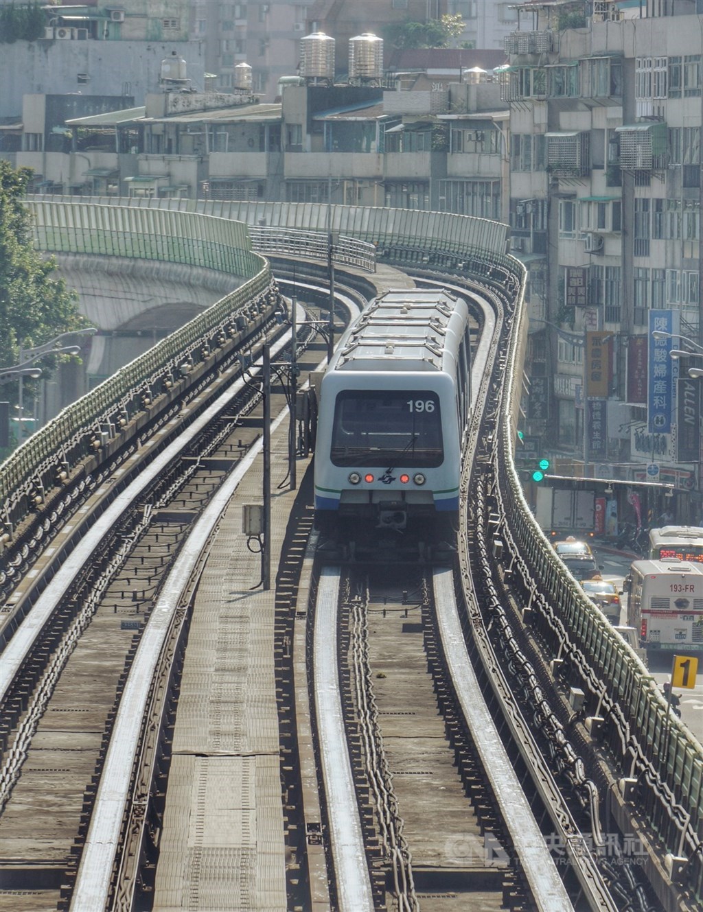 北捷文湖線異常列車未停妥月台　旅客東湖站換乘