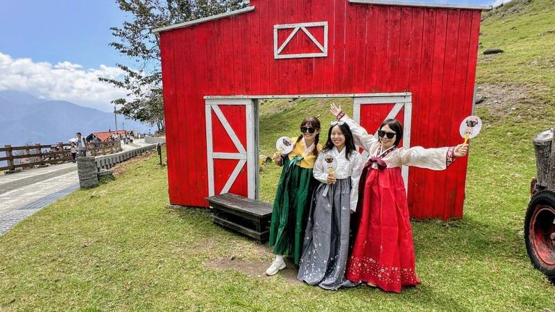 中秋連假清境爆人潮！ 限定韓服體驗秒變「高山韓劇」