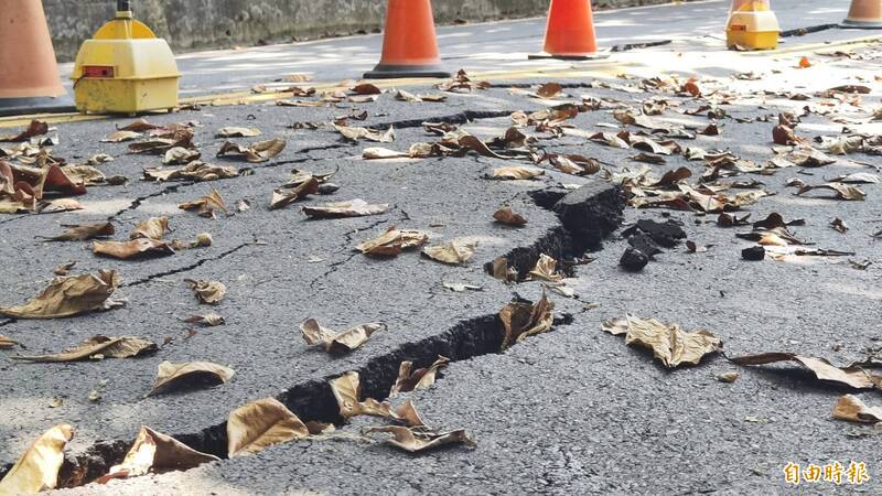 大雨後越演越「裂」！小琉球環島公路路基鬆動 將斥1124萬補強