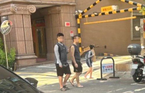 掛「小偷」、「畜生」紙板！女童全身傷，被家人逼赤腳遊街示眾