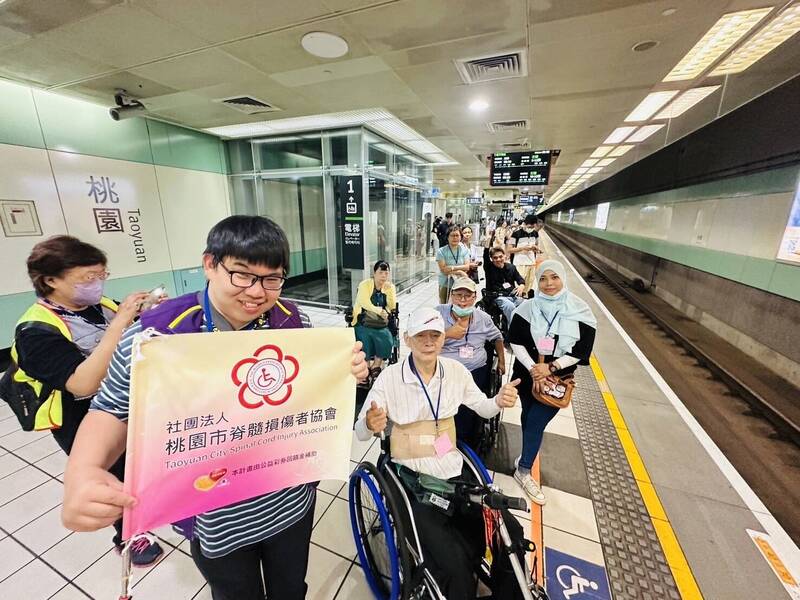 高鐵桃園站關懷脊損傷友 50會員及家長開啟無礙圓夢之旅