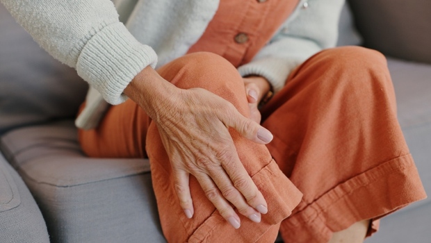 72歲婦身高縮水近5公分！以為正常老化竟是骨質疏鬆...醫揭「3大警訊」：別等骨折才發現