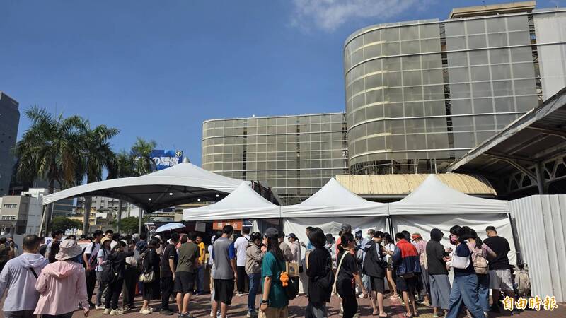 百年月台倒數告別！台南火車站打卡送椪餅  首日排長龍