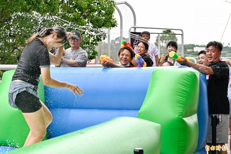 圖輯》強碰白海豚延賽沒差！樂天桃猿玩水祭 賽前嗨玩濕濕樂