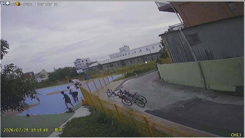 公布監視器畫面勸阻！彰化籃球場人氣旺 多人竟翻越鐵籬搶占位