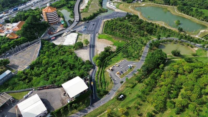 國慶連假玩高雄果嶺自然公園 新闢雙湖公園停車場「進洞」