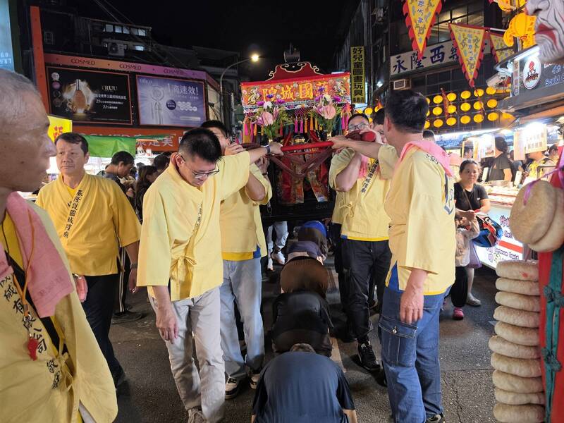基隆城隍廟夜巡「 抓鬼」！雙馬護駕 180公斤鹹光餅車大放送