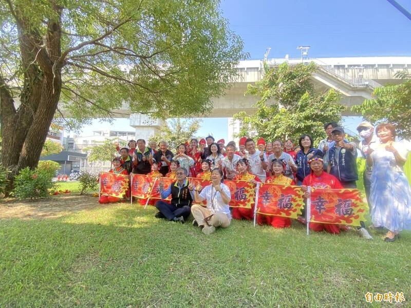 台南新市白蓮霧老樹移植 社內里熱鬧「迎娶」