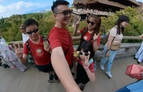 出遊也是很忙的，跑完還要跳