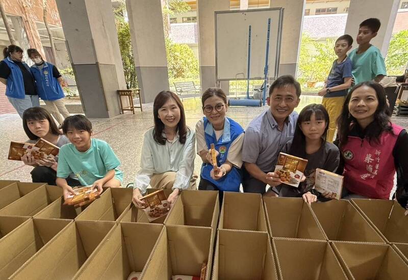 竹縣實物銀行攜手光明國小師生 「瘋裝箱」200份物資傳遞愛心