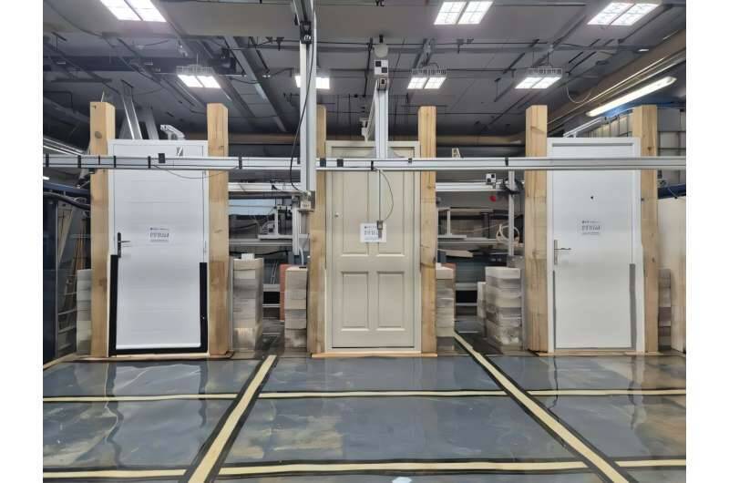颱風防災別只搬沙包！研究：門縫貼「這條膠帶」減少98％滲水