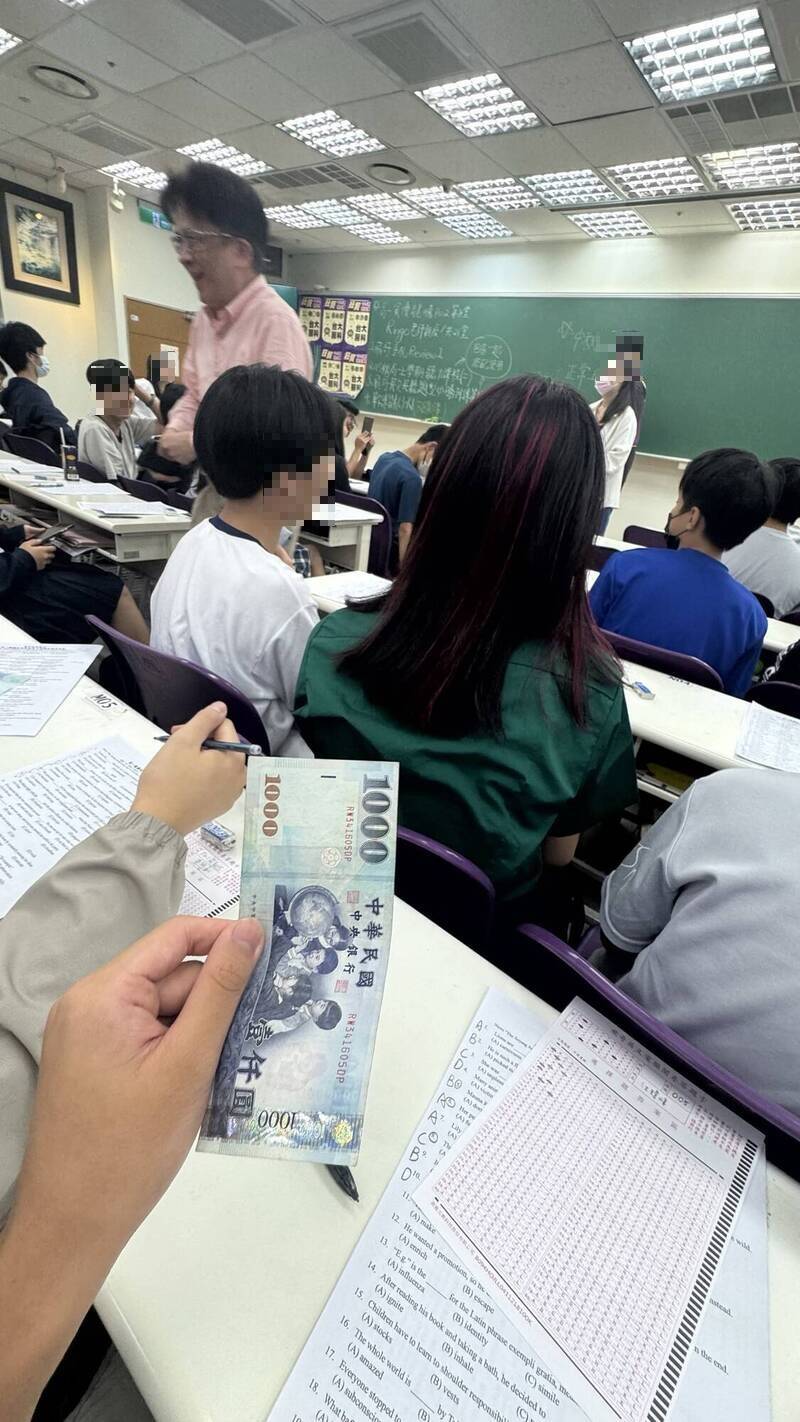 超狂！補習班老師問「沒錢吃飯舉手」 下秒沿路發1000學生樂瘋