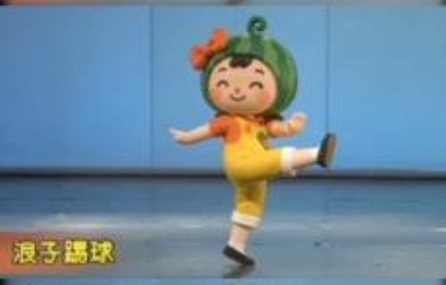 哥哥帶回流行閃身步，爸爸讓小西瓜也跟上了