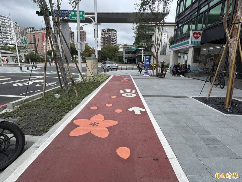 騎YouBike沿彩繪自行車道 漫遊中壢舊城藝術